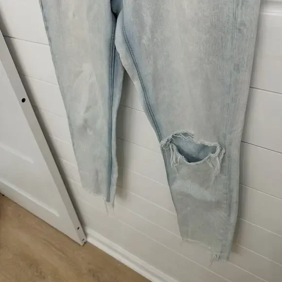Women’s American Eagle Distressed Mom Jean Size 4 - Picture 3 of 7